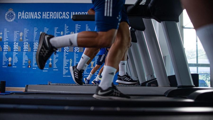 Jogadores do Cruzeiro fazem treino aeróbico na Toca da Raposa II - Bruno Haddad/Cruzeiro