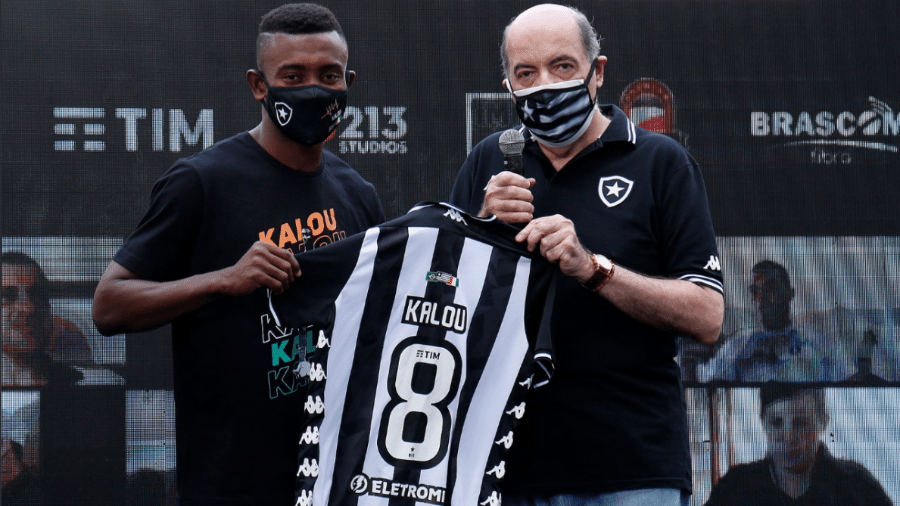 Kalou posa com camisa do Botafogo  - Divulgação/Botafogo