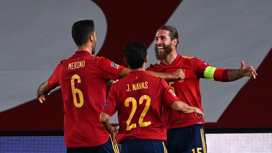Sergio Ramos comemora gol pela Espanha contra a Ucrânia pela Liga das Nações - GABRIEL BOUYS / AFP