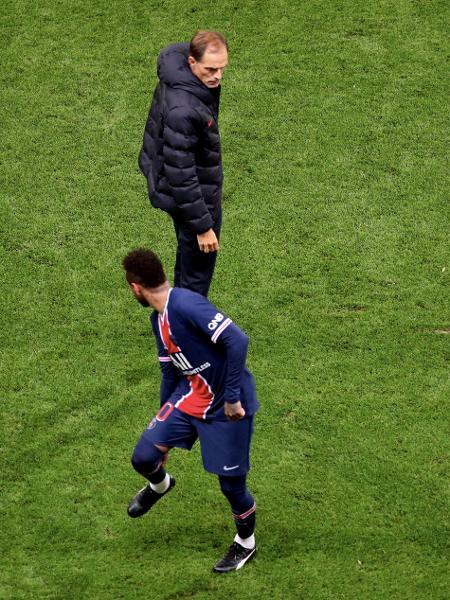 Neymar fala com o técnico Thomas Tuchel após sentir desconforto na panturrilha durante partida do PSG - Xavier Laine/Getty Images