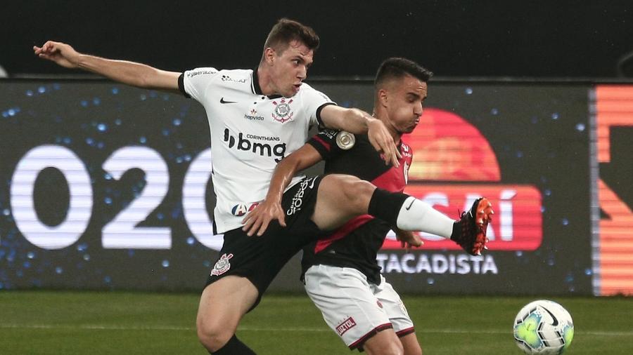 Lateral corintiano conta com apoio da família para superar fase do time