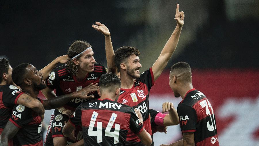 Gustavo Henrique (ao centro) é festejado por companheiros do Flamengo no Maracanã - Jorge Rodrigues/AGIF