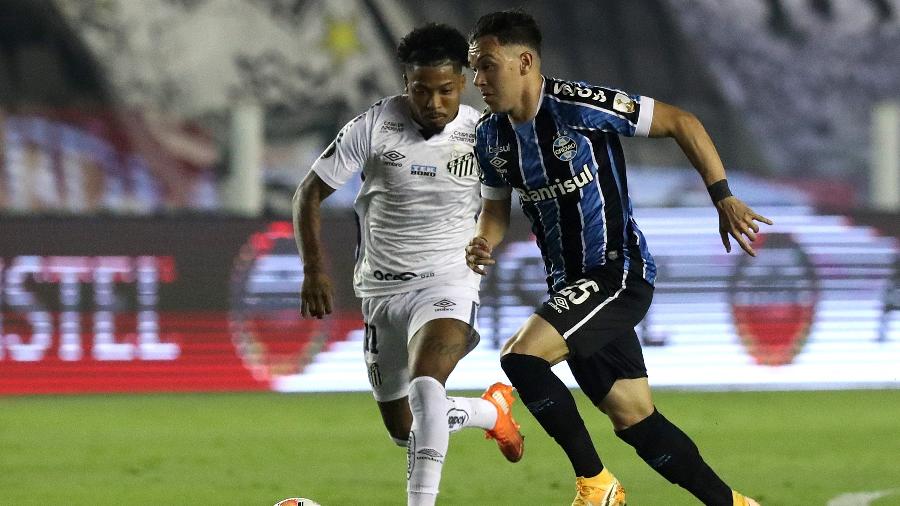 Marinho tenta alcançar Pepê durante Santos x Grêmio pela Copa Libertadores 2020 - Amanda Perobelli-Pool/Getty Images