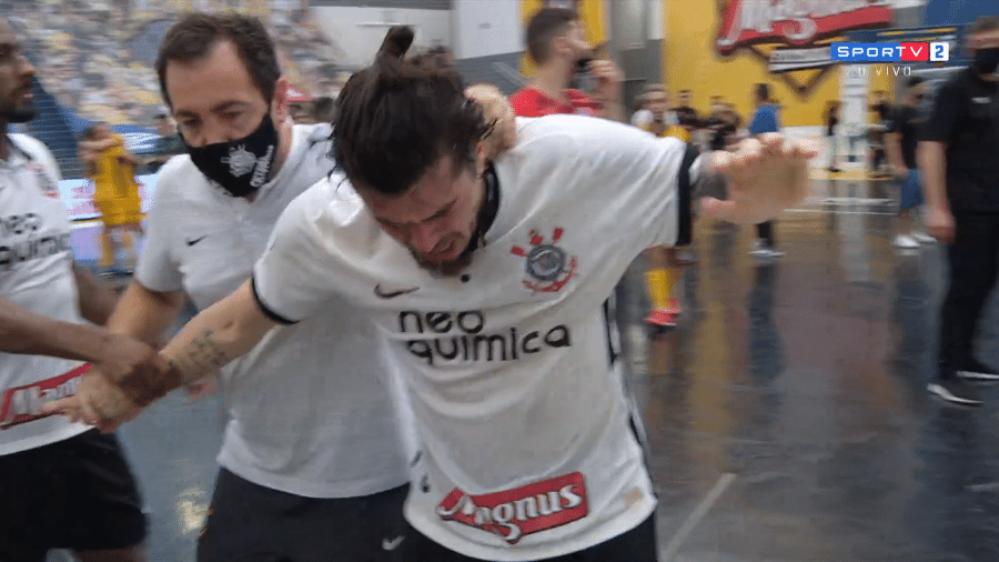 Jackson Samurai, ala do Corinthians, sofre com gás de pimenta na final da Liga Nacional de Futsal - Reprodução/SporTV