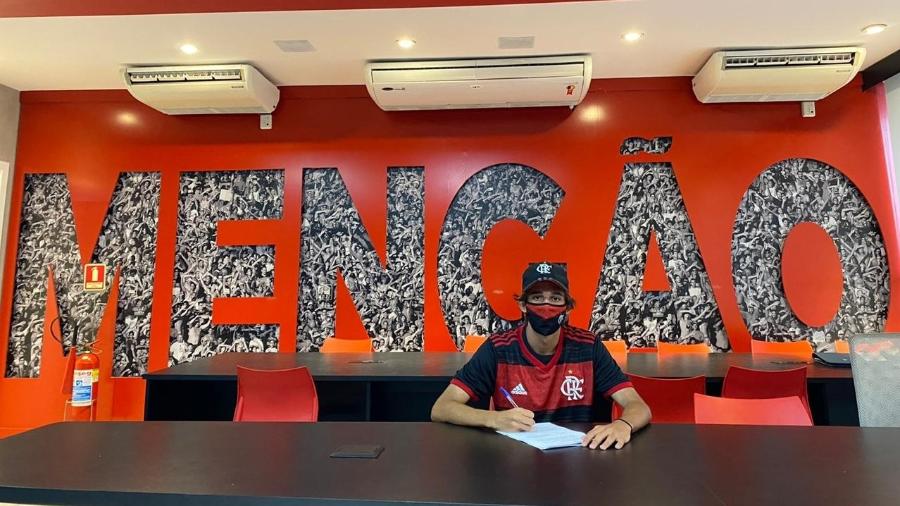 Atacante Werton assina contrato profissional com o Flamengo. - Divulgação 
