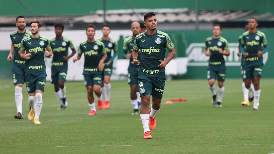 Gabriel Menino corre durante treino do Palmeiras, na Academia de Futebol - Cesar Greco