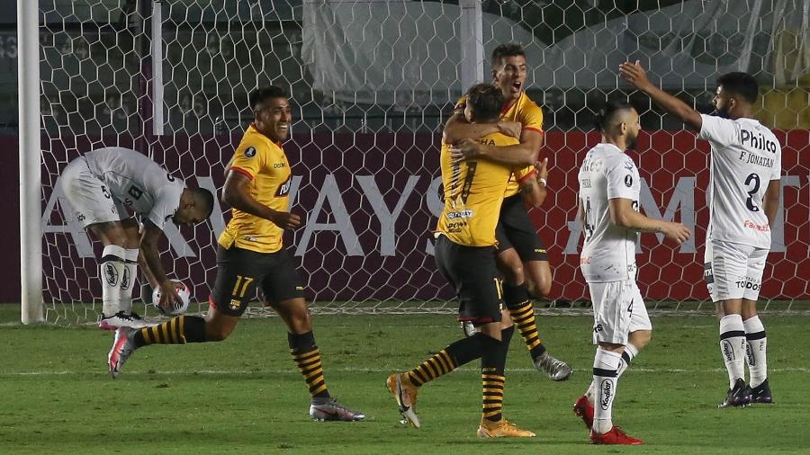 Carlos Garcés, do Barcelona de Guayaquil, comemora gol contra o Santos pela Libertadores - MAURÍCIO DE SOUZA/DIÁRIO DO LITORAL/ESTADÃO CONTEÚDO