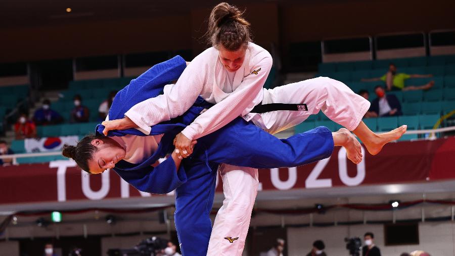 Brasileira Mayra Aguiar, de azul, em ação contra alemã Anna-Maria Wagner nas Olimpíadas de Tóquio - Sergio Perez/Reuters