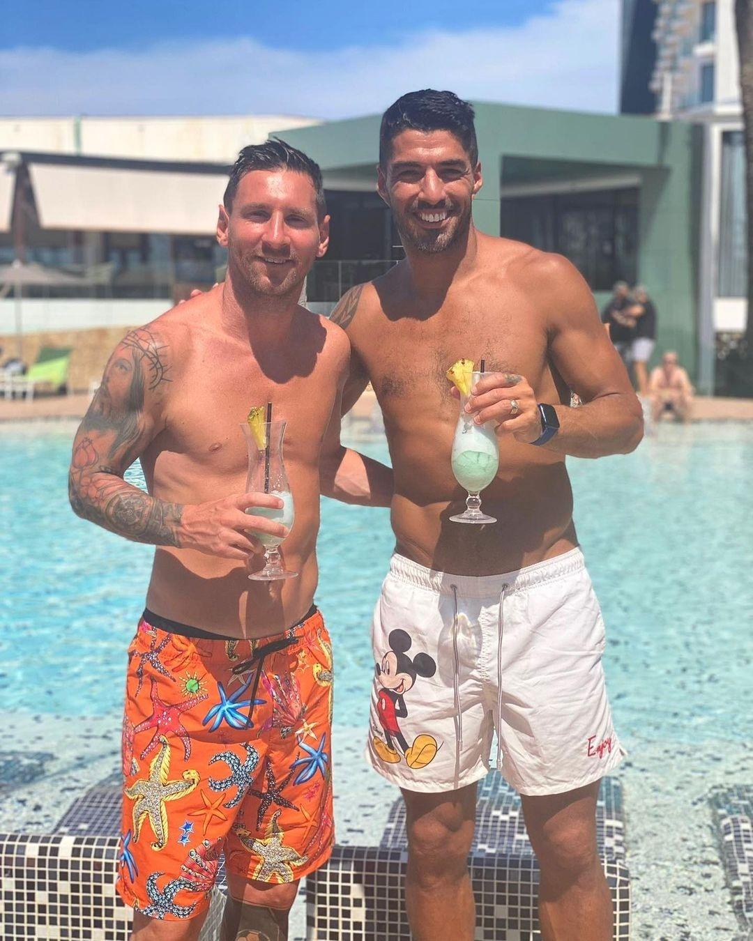 Messi e Suárez curtem férias em iate