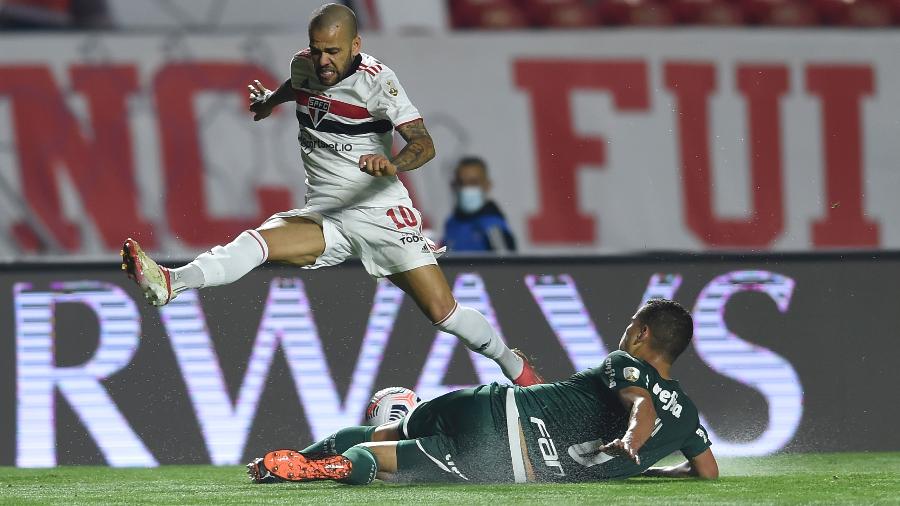 Renan, do Palmeiras, dá carrinho para desarmar Daniel Alves, do São Paulo, no Choque-Rei das quartas da Libertadores 2021. - Staff Images/Conmebol