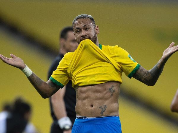 Neymar comemora gol do Brasil contra o Peru e mostra o 'tanquinho'