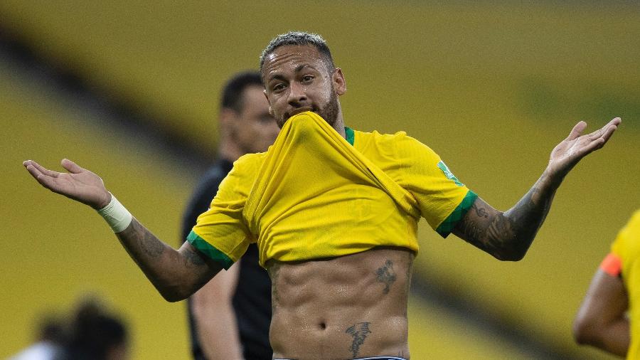 Neymar comemorou gol do Brasil contra o Peru, em setembro, mostrando tanquinho. Está de volta ao time hoje (10) - Lucas Figueiredo/CBF