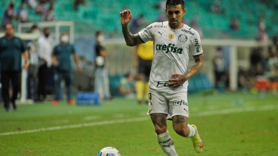 Dudu carrega a bola em duelo do Palmeiras contra o Bahia na Arena Fonte Nova - Jhony Pinho/AGIF