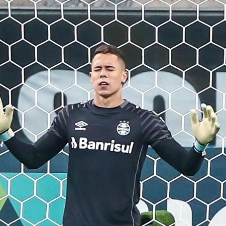 Brenno, goleiro do Grêmio, antes do início do jogo com o Juventude