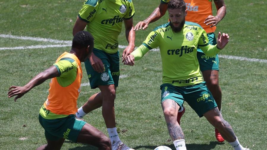 Zé Rafael, meia do Palmeiras, em ação durante treinamento - Cesar Greco/Palmeiras