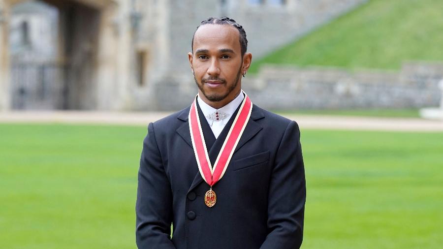 Lewis Hamilton recebeu o título de cavaleiro da Ordem do Império Britânico - Andrew Matthews / POOL / AFP