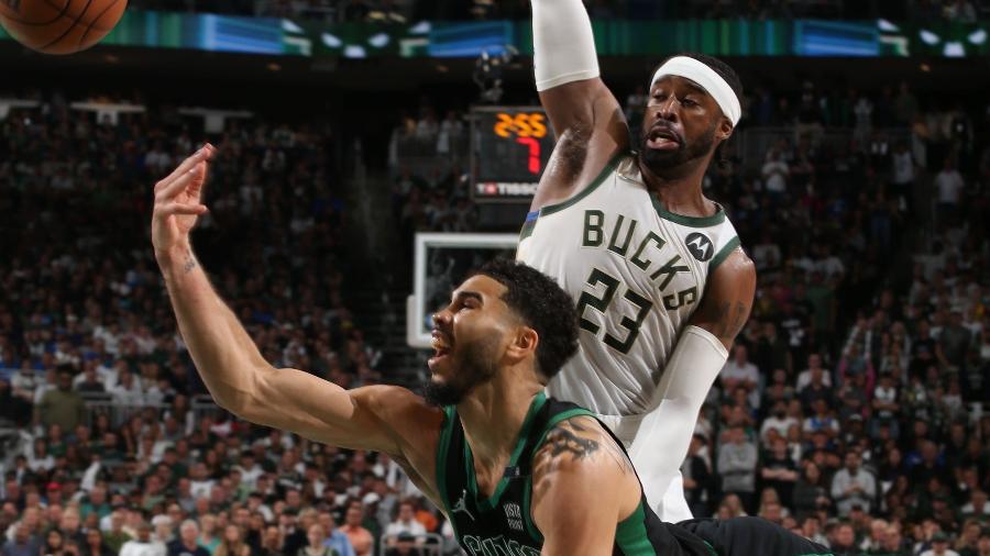 Jayson Tatum acerta a cesta acrobática durante vitória do Boston Celtics contra o Milwaukee Bucks - NBA/Twitter
