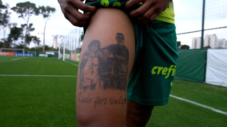 Midfielder Danilo, from Palmeiras, shows a tattoo on his thigh he made in honor of his family - Palmeiras TV / clone - Palmeiras TV / clone