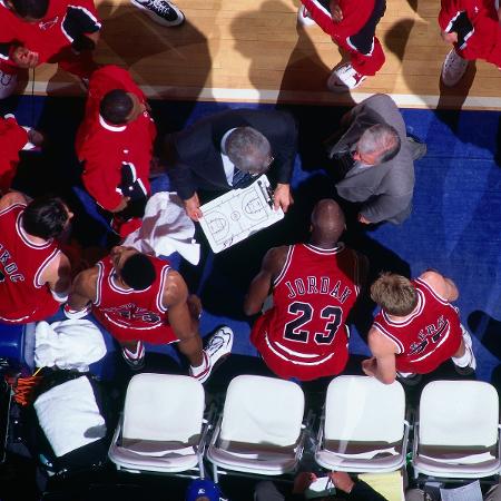 Steve Kerr, Michael Jordan e o Chicago Bulls recebem instruções de Phil Jackson em jogo dos playoffs de 1996 Steve Kerr, Michael Jordan e o Chicago Bulls recebem instruções de Phil Jackson em jogo dos playoffs de 1996