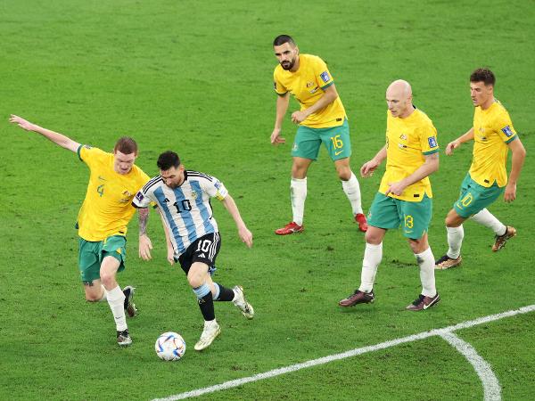 Messi resolve um jogo cheio de cálculos, Esportes