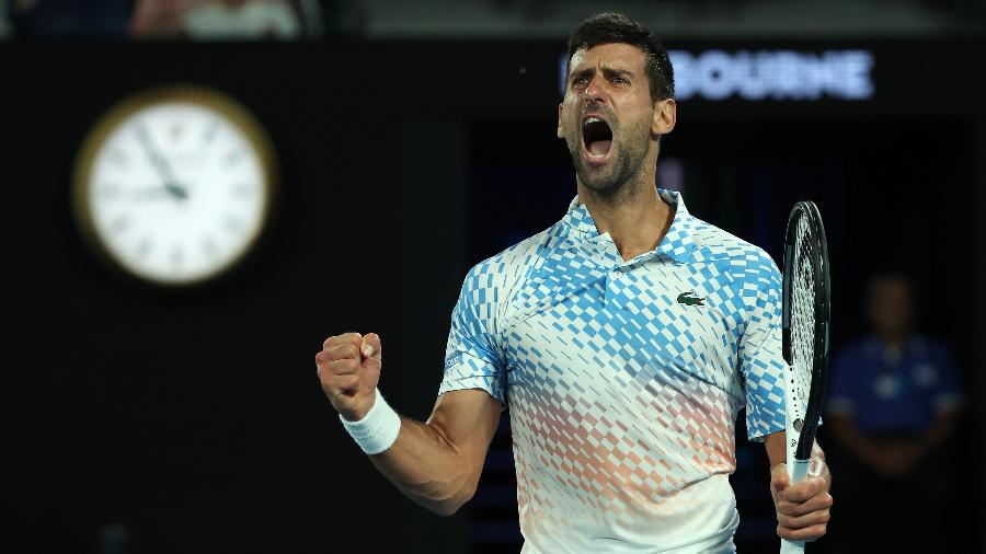 Novak Djokovic vence Andrey Rublev em batalha de 3h01min e avança