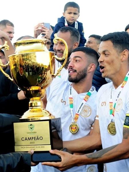 Monsoon FC recebe a taça de campeão da Terceirona do RS - Divulgação/Monsoon FC