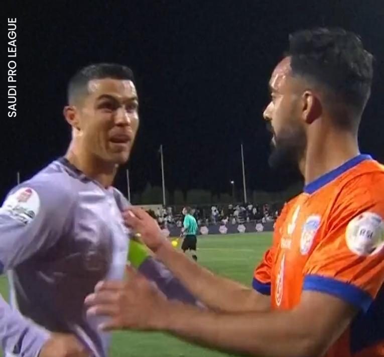 Cristiano Ronaldo deixa campo irritado após empate entre Al Nassr e Al-Feiha, pelo Campeonato Saudita