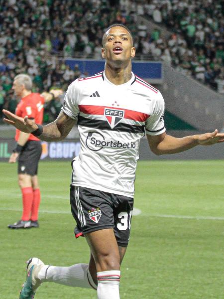 Caio Paulista, do São Paulo, comemora seu gol sobre o Palmeiras, pelas quartas de final da Copa do Brasil