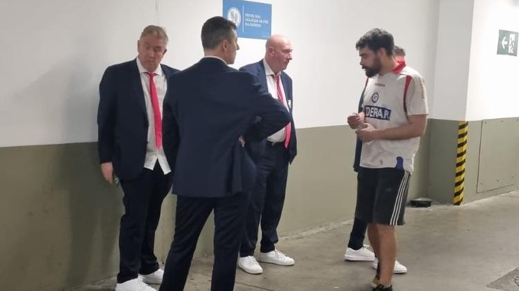 Representantes do Argentinos Jrs e torcedor do clube aguardam no Maracanã depois da eliminação pelo Fluminense 