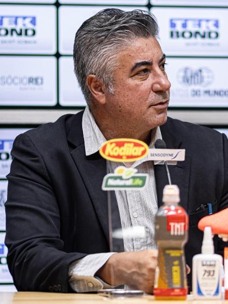 Alexandre Gallo, coordenador esportivo do Santos, durante coletiva de apresentação