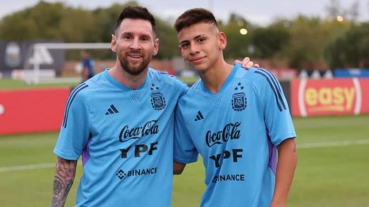 Lionel Messi e Claudio Echeverri durante treino da Argentina profissional com o sub-17