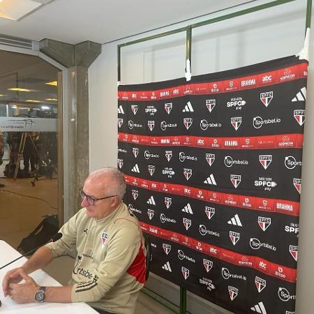 Dorival Junior, então técnico do São Paulo, dá entrevista em espaço cedido pelo Palmeiras no Allianz Parque após jogo válido pelo Campeonato Brasileiro 2023