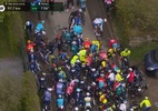 Queda de ciclistas causa megaengarrafamento em prova na Bélgica; veja