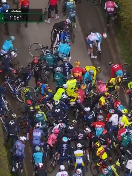 Queda de ciclistas causa mega engarrafamento em etapa na Bélgica; veja