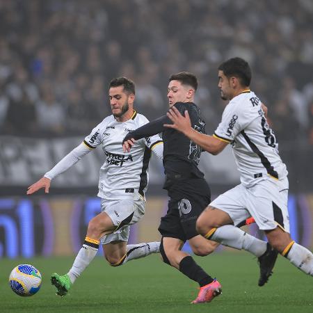 Rodrigo Garro, do Corinthians, é marcado durante jogo contra o Criciúma, pelo Brasileirão