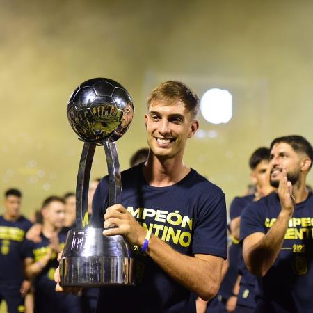 Juan Cruz Komar, defensor do Rosario Central, comemora título da Copa da Liga Argentina