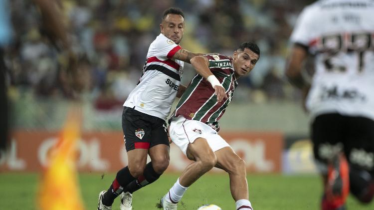 Rafinha, do São Paulo, e Serna, do Fluminense, brigam pela bola em jogo do Campeonato Brasileiro