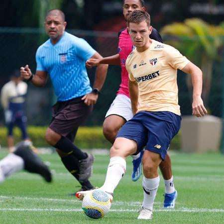 Galoppo em ação durante jogo-treino do São Paulo contra o EC São Bernardo