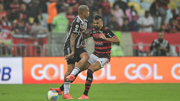 Deyverson é atingido por Fabrício Bruno durante Flamengo x Atlético-MG