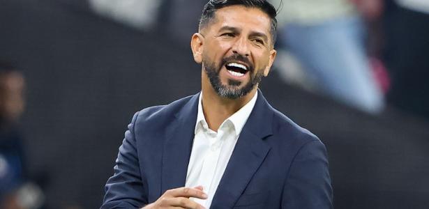Auxiliar do Corinthians Transmite Mensagem de Ano Novo Animadora aos Torcedores