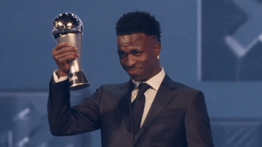 Vinicius Junior posa com prêmio de melhor jogador do mundo em premiação The Best 2024