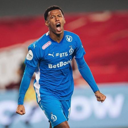 Arthur Gomes, do Cruzeiro, em ação durante jogo contra o Inter pelo Campeonato Brasileiro