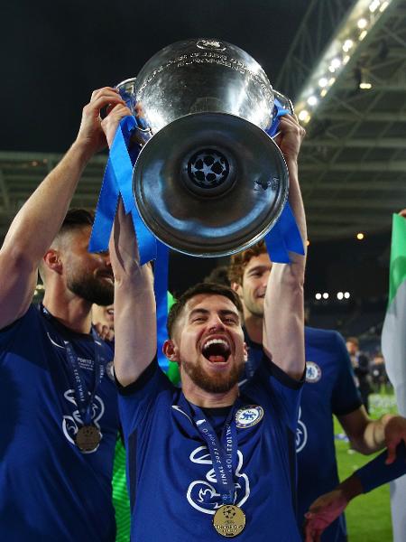Jorginho levanta troféu da Champions League pelo Chelsea após ser campeão na temporada 2020/21 Jorginho levanta troféu da Champions League pelo Chelsea após ser campeão na temporada 2020/21