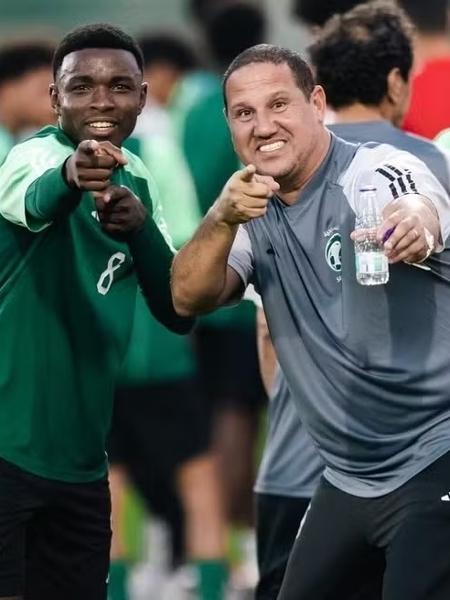 Brasileiro Mário Jorge (dir) é o técnico da seleção sub-17 da Arábia Saudita