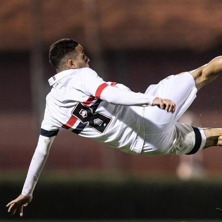 Matheus Alves já foi camisa 5 e camisa 8 antes de virar 10 no São Paulo Matheus Alves já foi camisa 5 e camisa 8 antes de virar 10 no São Paulo