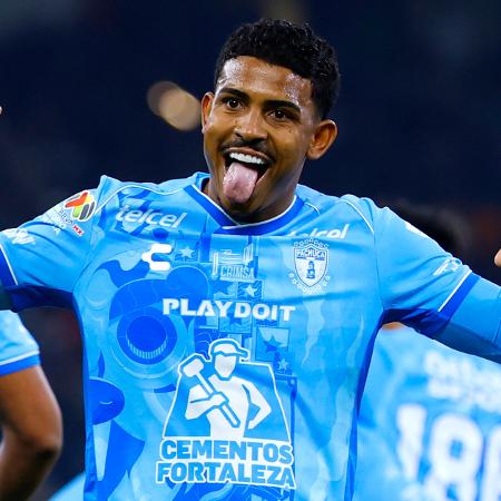 John Kennedy comemora gol marcado pelo Pachuca, do México