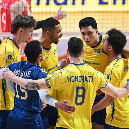 Jogadores do Brasil comemoram ponto sobre a China, nas quartas da Liga das Nações de vôlei masculino