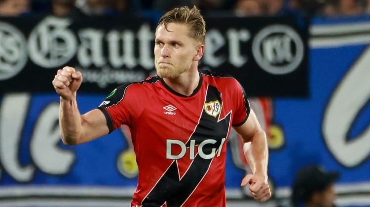 Alemão comemora gol marcado pelo Rayo Vallecano contra o Strasbourg na Liga Conferência
