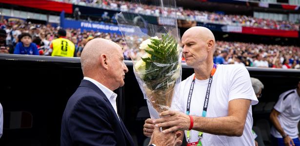 Noruega homenageia mãe de Deschamps e entrega flores a auxiliar da França