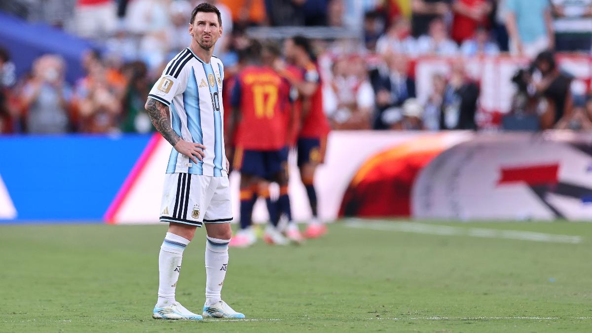 Na?despedida? de Copas, Messi sai apagado e observa os campeões